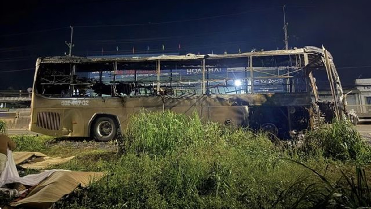 Seven dead as sleeper bus engulfed by fire on Vietnam highway