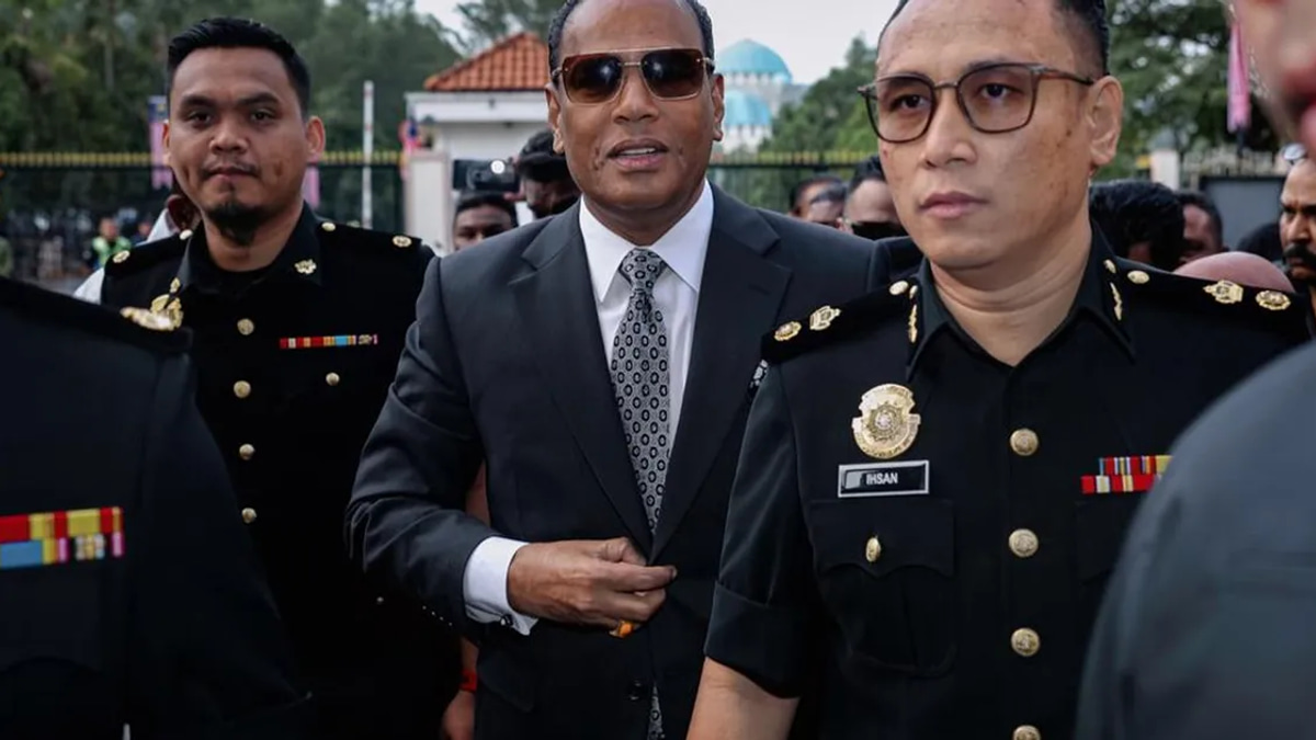 Former HR Minister Saravanan Appears at KL Courts in Composed Fashion