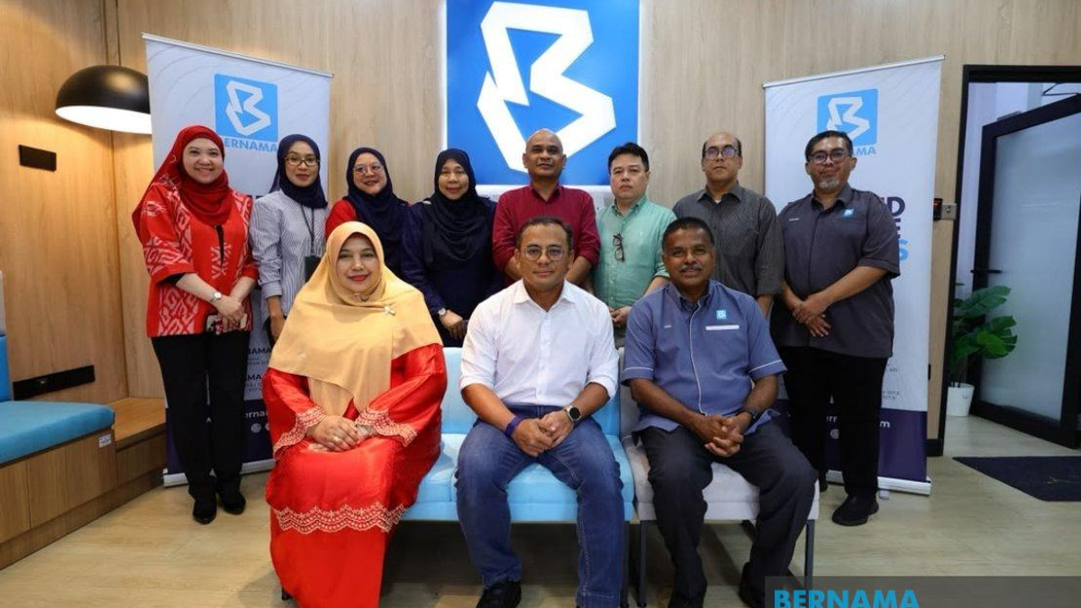 Selangor MB Visits Bernama's Election Operations Centre Ahead of Negeri Sembilan Polls