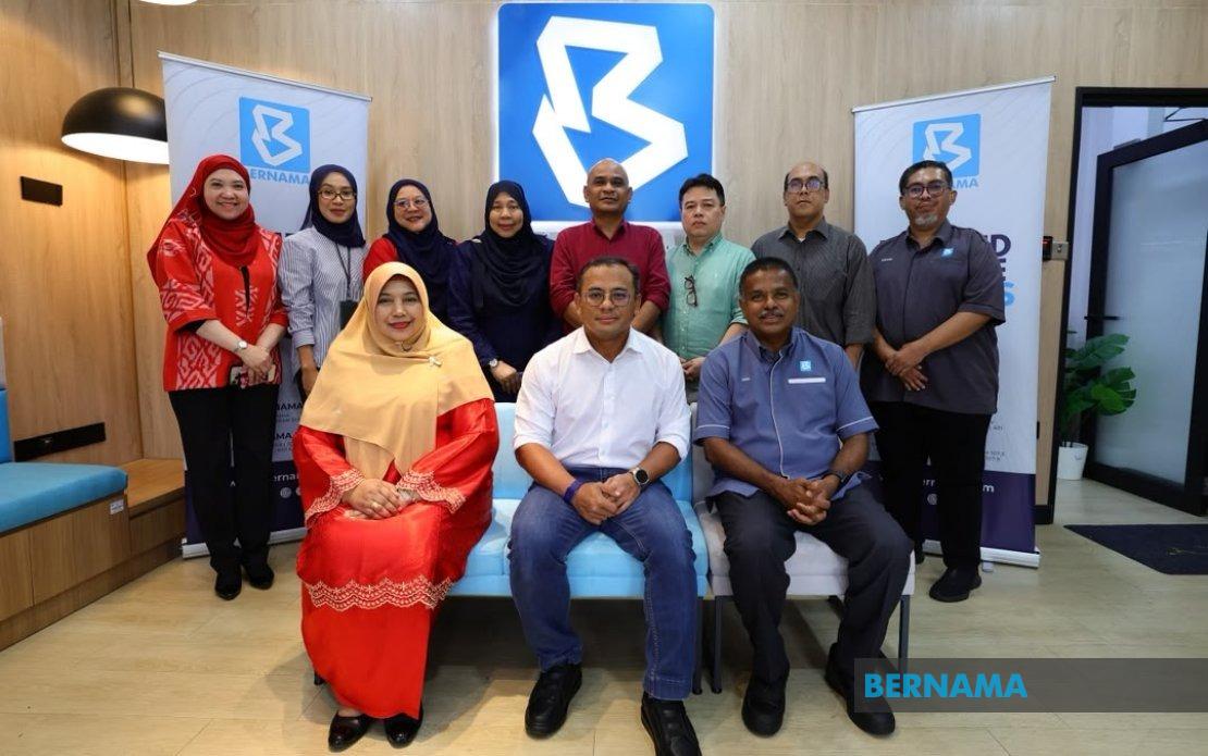 Selangor MB Visits Bernama's Election Operations Centre Ahead of Negeri Sembilan Polls