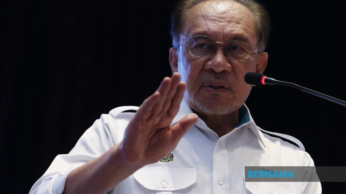 Anwar Urges Political Players to Keep Royal Institutions Out of Election Disputes