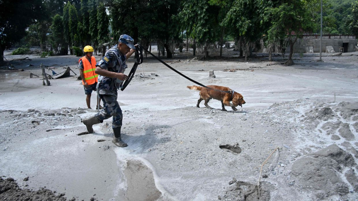 Nepal floods death toll reaches 392 as over 1,400 remain missing across border regions
