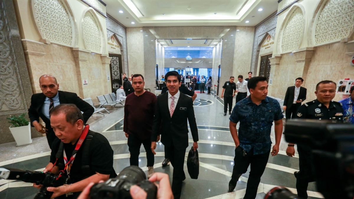Syed Saddiq and supporters converge on Federal Court as judges prepare landmark ruling
