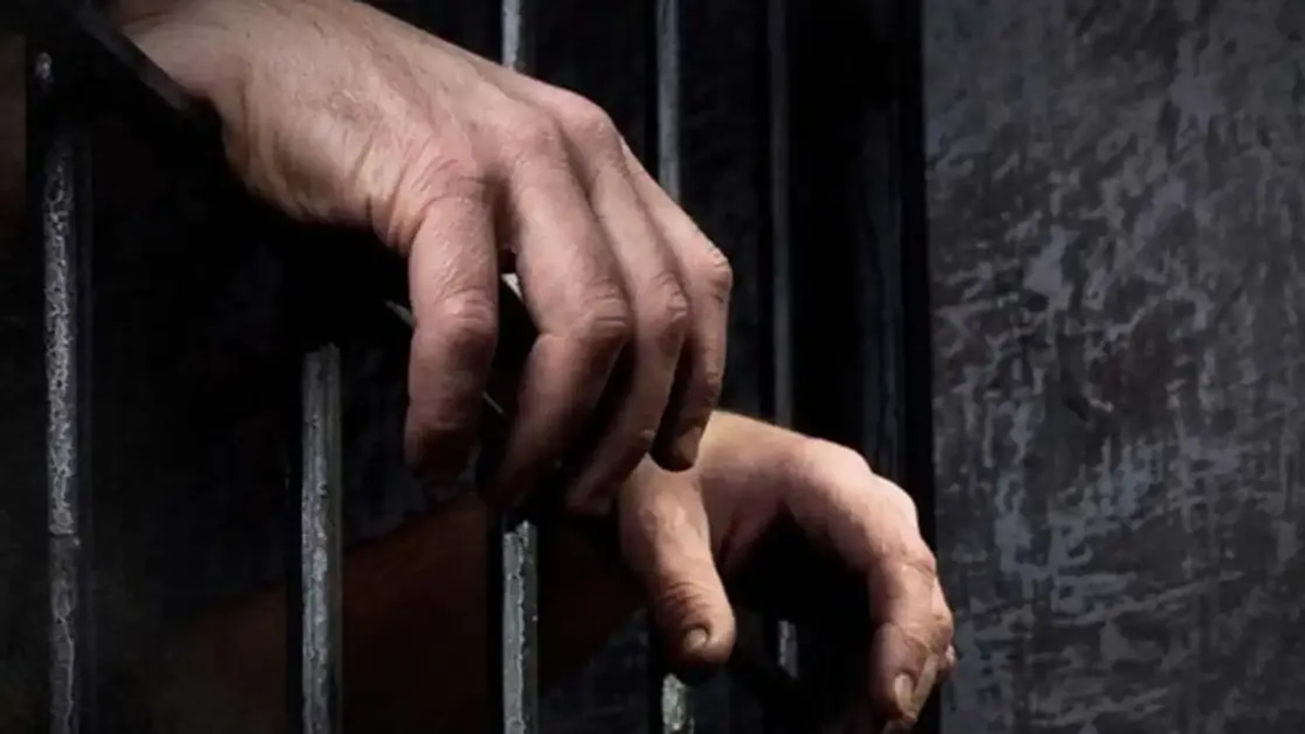 Elderly Man Imprisoned for Defaulting on RM1,000 Assault Fine Against Police Officer