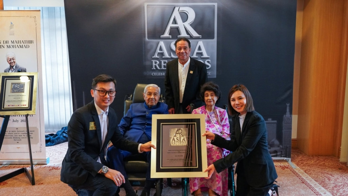 Mahathir and Siti Hasmah Set Three World Records as Couple Both Reach Century Milestone