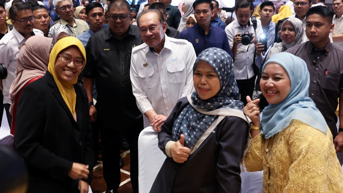 Malaysia's Civil Service Drives Competitiveness Leap, Says PM Anwar