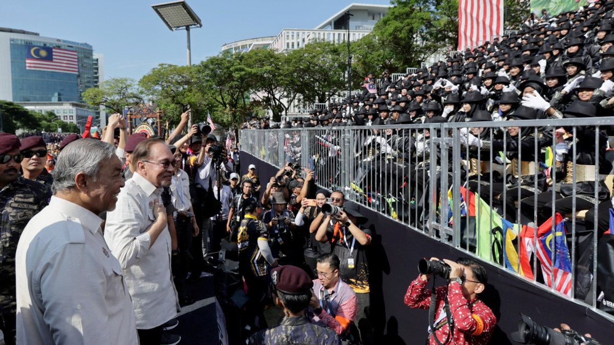 Anwar Ibrahim Connects with Citizens at National Day Celebrations in Putrajaya