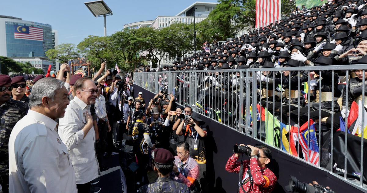 Anwar Ibrahim Connects with Citizens at National Day Celebrations in Putrajaya