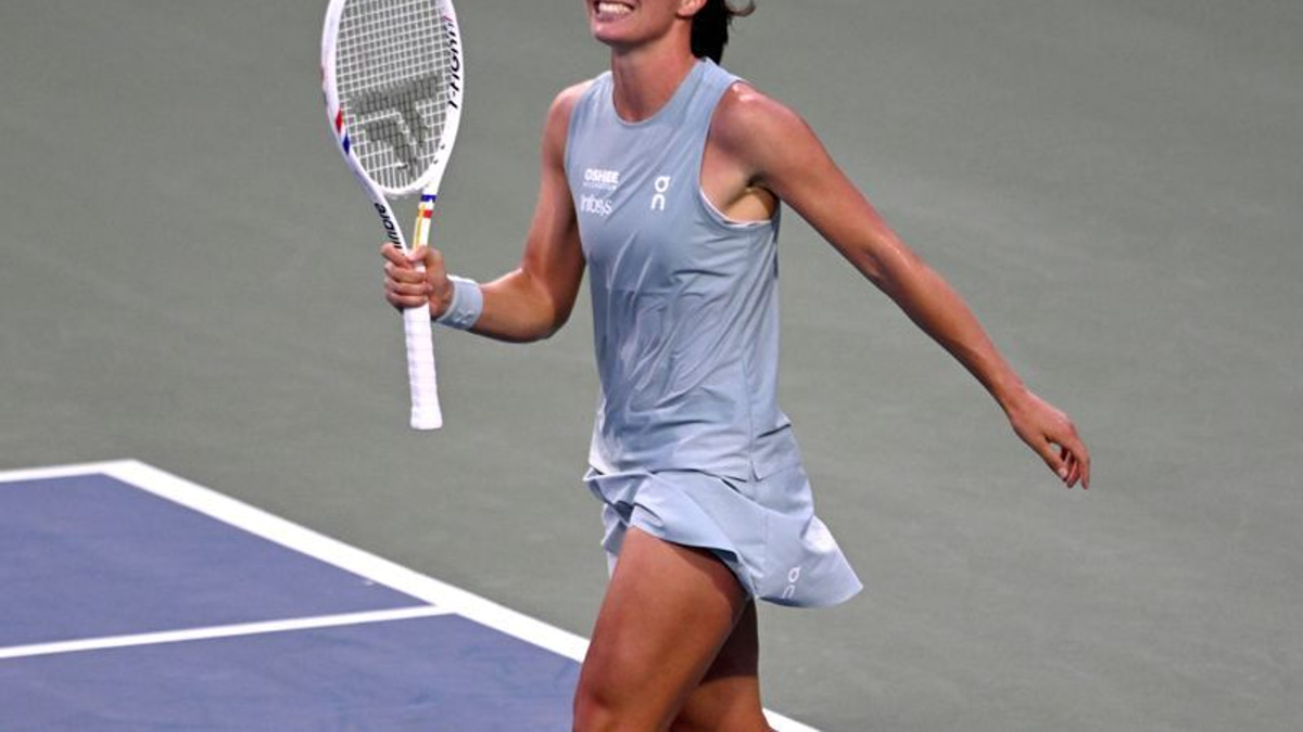 Swiatek storms into Canadian Open semi-finals with dominant victory over Shnaider