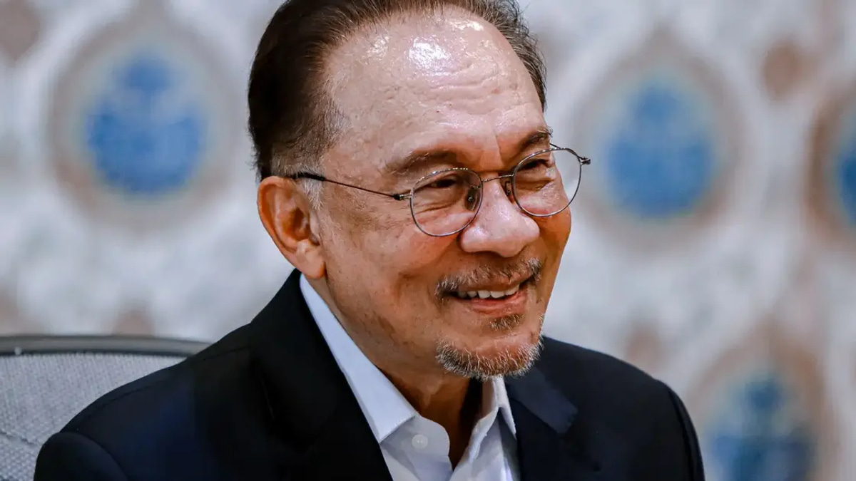 Anwar Ibrahim Leads Public Approval Amid Coalition Governance Challenges