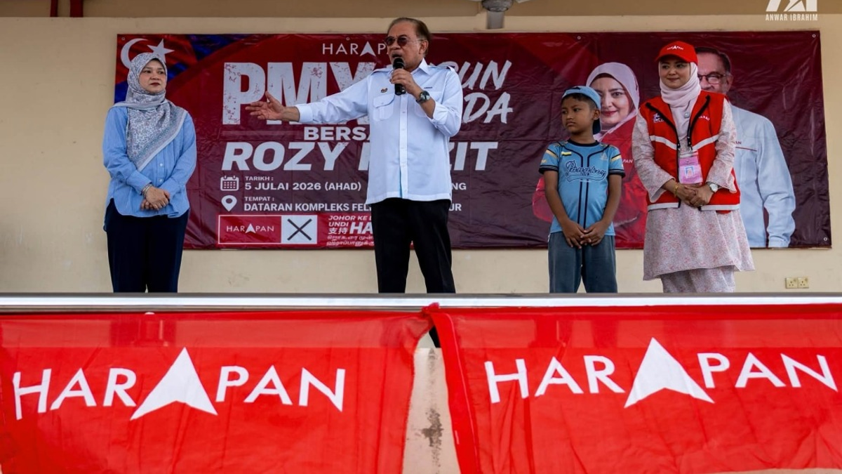 PM Anwar Moved by Nine-Year-Old's Journey Through Palm Plantation to Meet Him