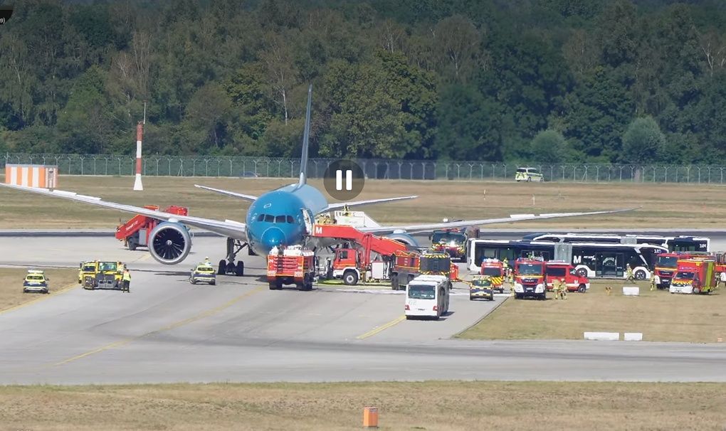 Vietnam Airlines Boeing 787 Limps Back to Munich After Runway Incident