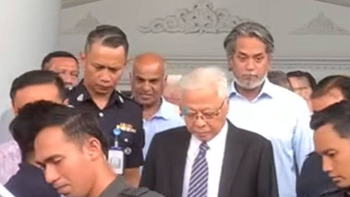 Khairy's Courtroom Appearance Signals Support for Ismail Sabri Amid Legal Proceedings