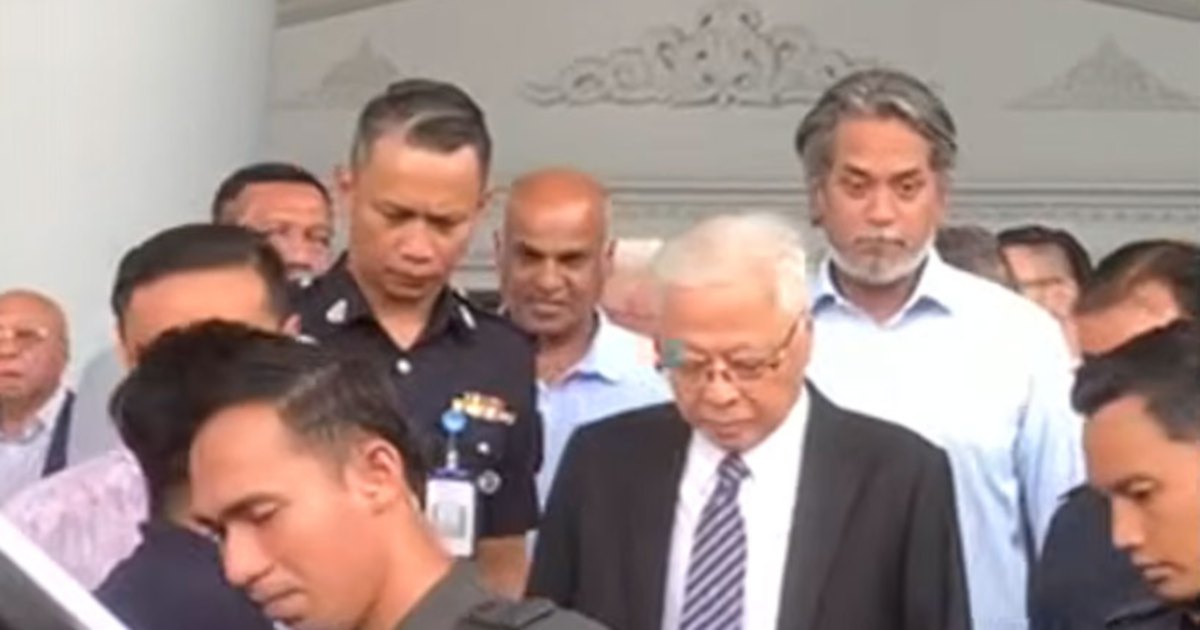 Khairy's Courtroom Appearance Signals Support for Ismail Sabri Amid Legal Proceedings