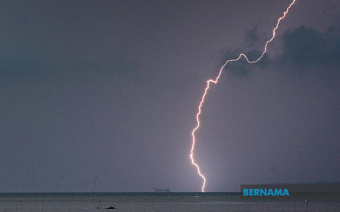 Heavy Rain and Thunderstorms Sweep Seven States and Labuan Through Early Evening