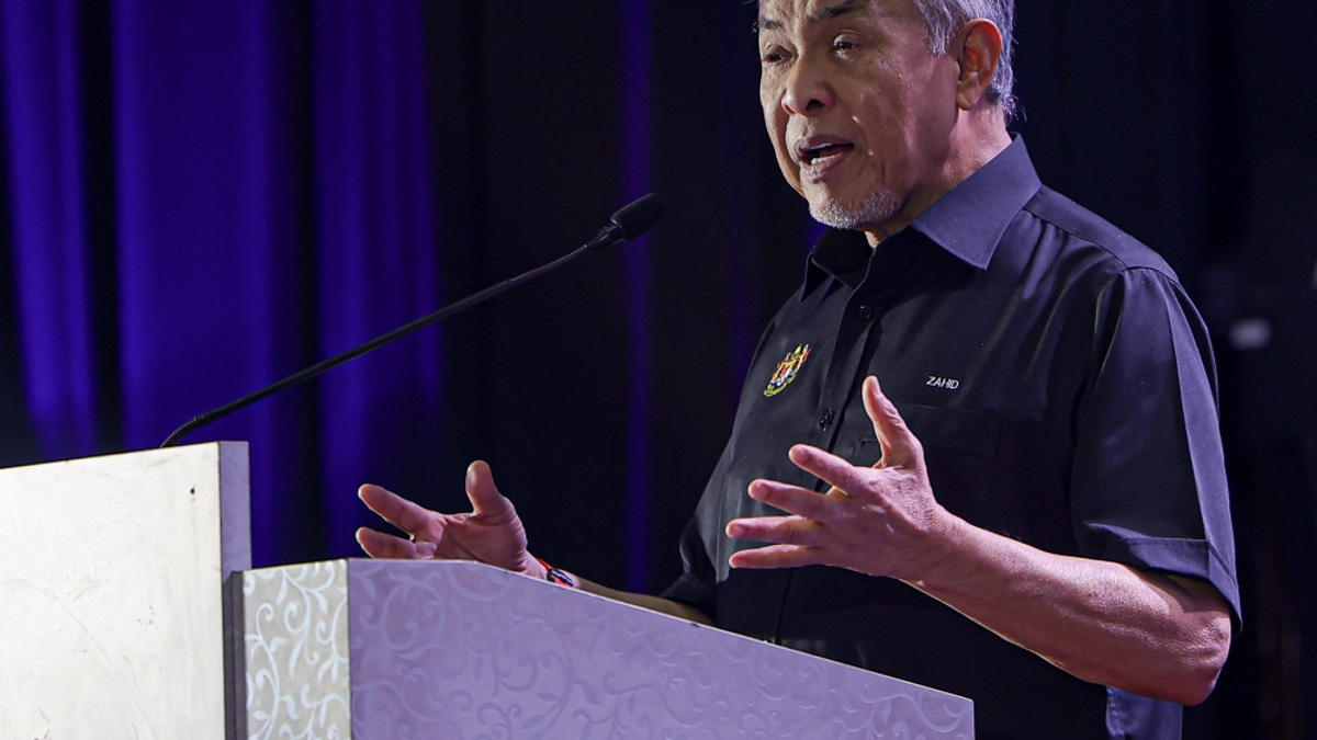 Zahid Alleges Officials Were Coerced Into Attending BN Campaign Events During State Elections