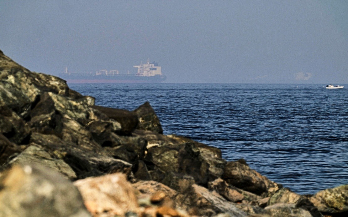 Iran and Oman Establish Temporary Shipping Corridor Through Strategic Strait of Hormuz