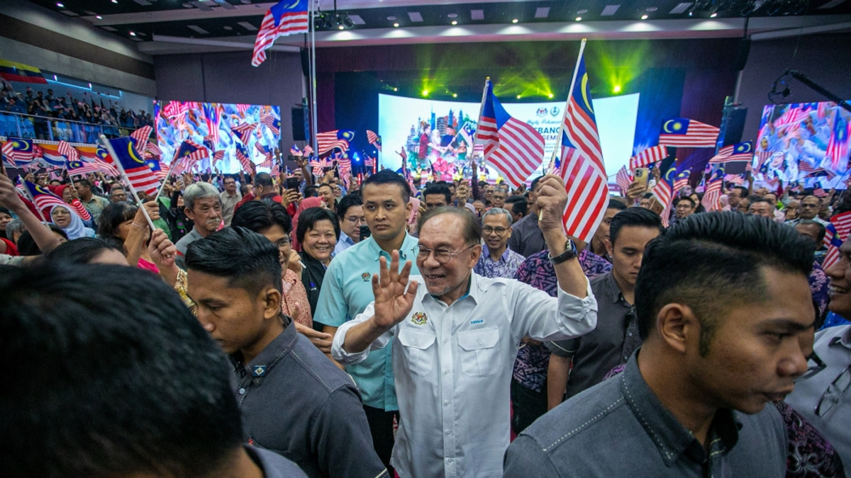 Ministers can campaign but must respect boundaries, Anwar warns