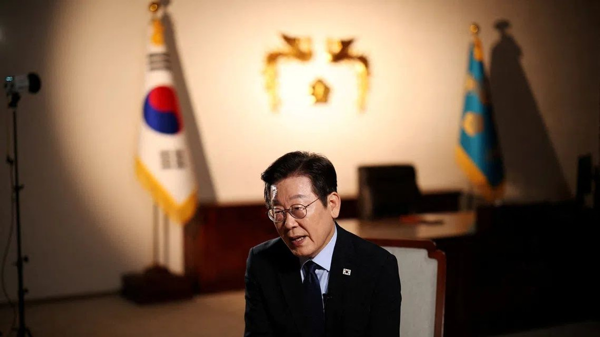 South Korea's Lee backs four-year presidential term with re-election option