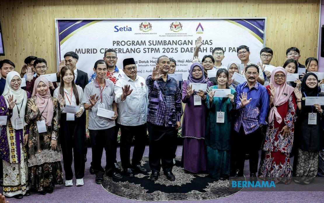 214 Top STPM Students in Batu Pahat Receive Prime Minister's Recognition Award