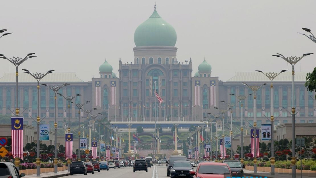 Haze Crisis To Feature In Anwar-Sultan Hassanal Talks During Brunei Visit
