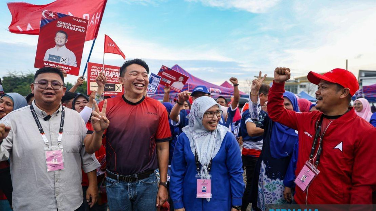 Johor Rivals Share Cordial Moment at Campaign Walkabout