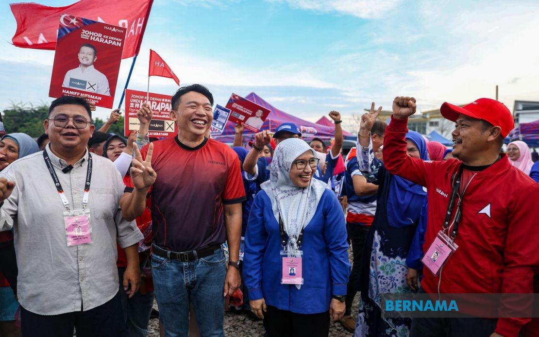 Johor Rivals Share Cordial Moment at Campaign Walkabout