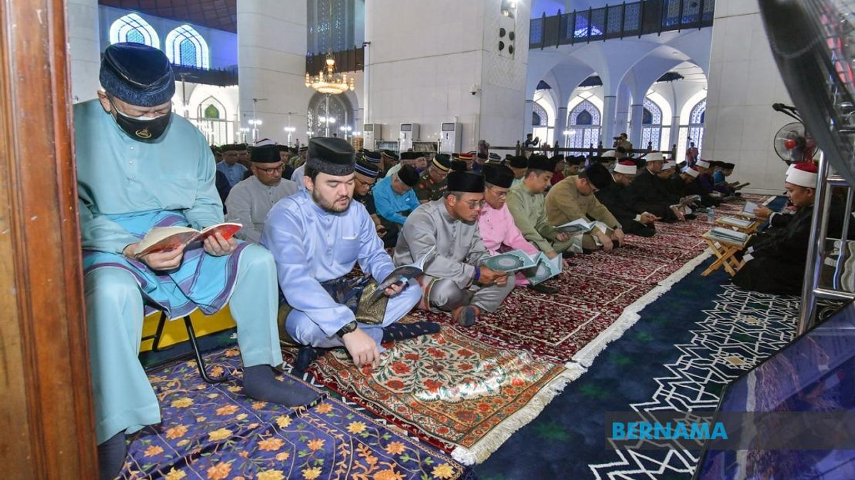 Sultan Sharafuddin Leads Pre-Merdeka Prayers at Selangor Mosque