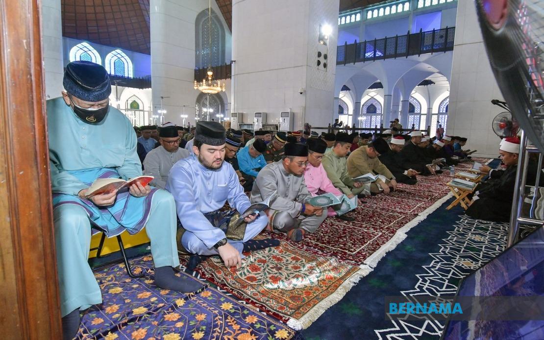 Sultan Sharafuddin Leads Pre-Merdeka Prayers at Selangor Mosque