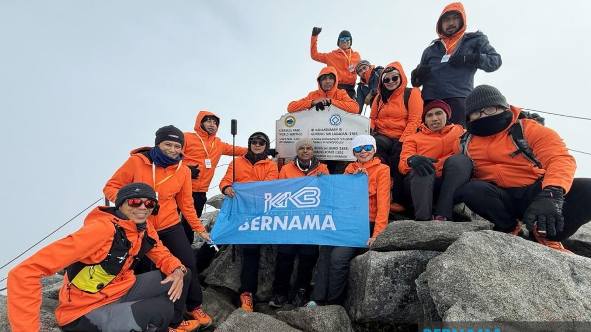 Bernama Staff Summit Mount Kinabalu for Journalists' Day, Pursue Record Titles