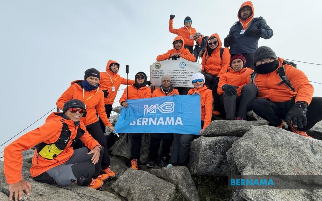 Bernama Staff Summit Mount Kinabalu for Journalists' Day, Pursue Record Titles
