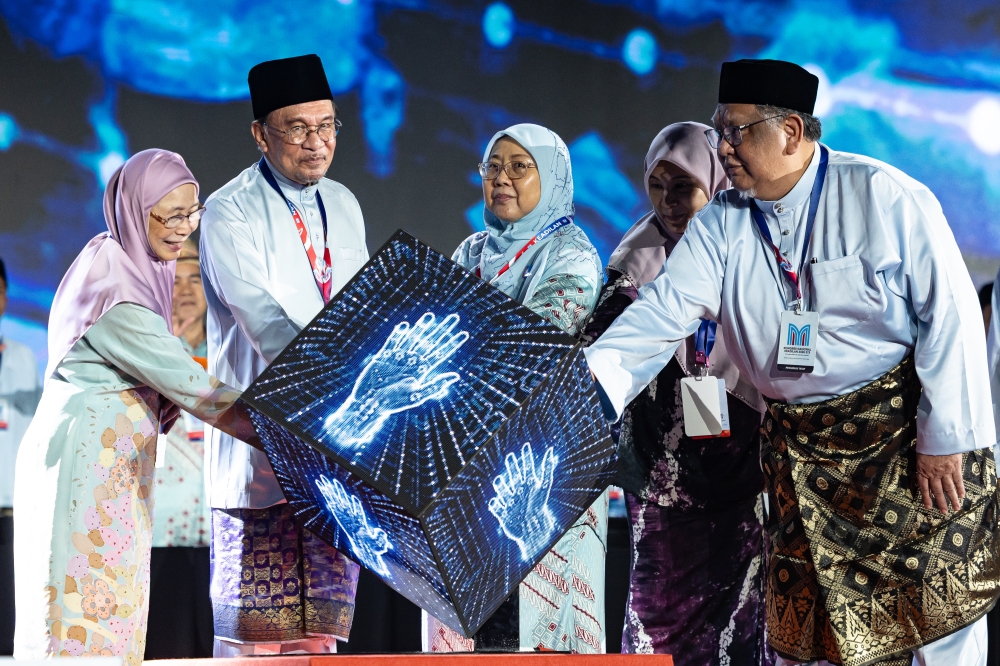 Anwar Ibrahim Highlights Increased Federal Allocations to East Malaysian States and Opposition-Led Peninsular Regions