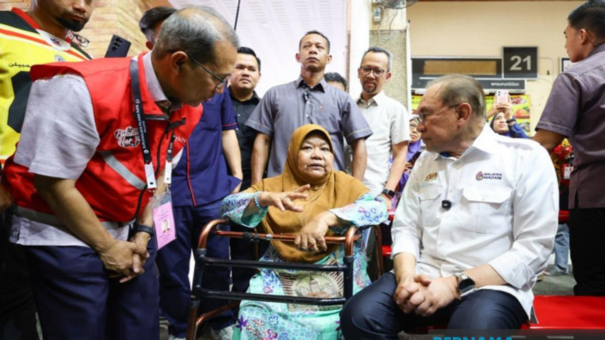 Disabled Pensioner Braves Rain to Realise Dream of Meeting PM Anwar
