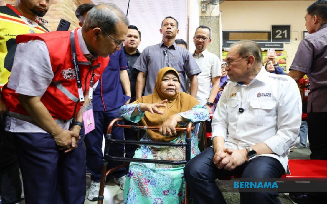 Disabled Pensioner Braves Rain to Realise Dream of Meeting PM Anwar