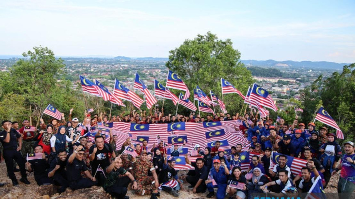 300 Personnel and Media Join Patriotic Summit Hike in Terengganu
