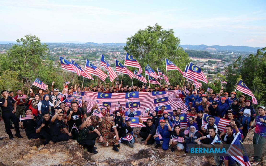 300 Personnel and Media Join Patriotic Summit Hike in Terengganu