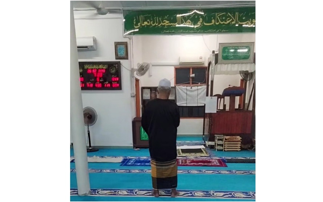 Mersing Mosque Defends Operations After Viral Prayer Video Sparks Questions