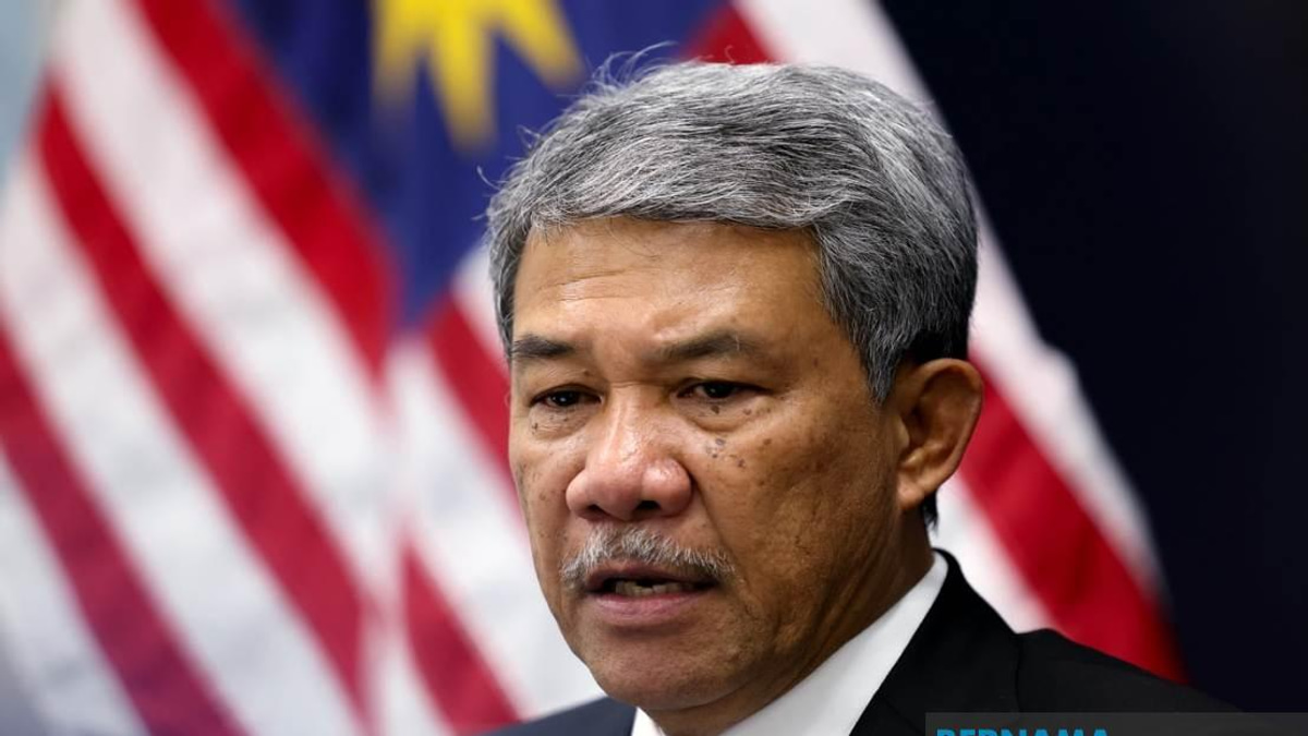 Foreign Minister Mohamad Opens Malaysia's Diplomatic Push at Manila ASEAN Summit