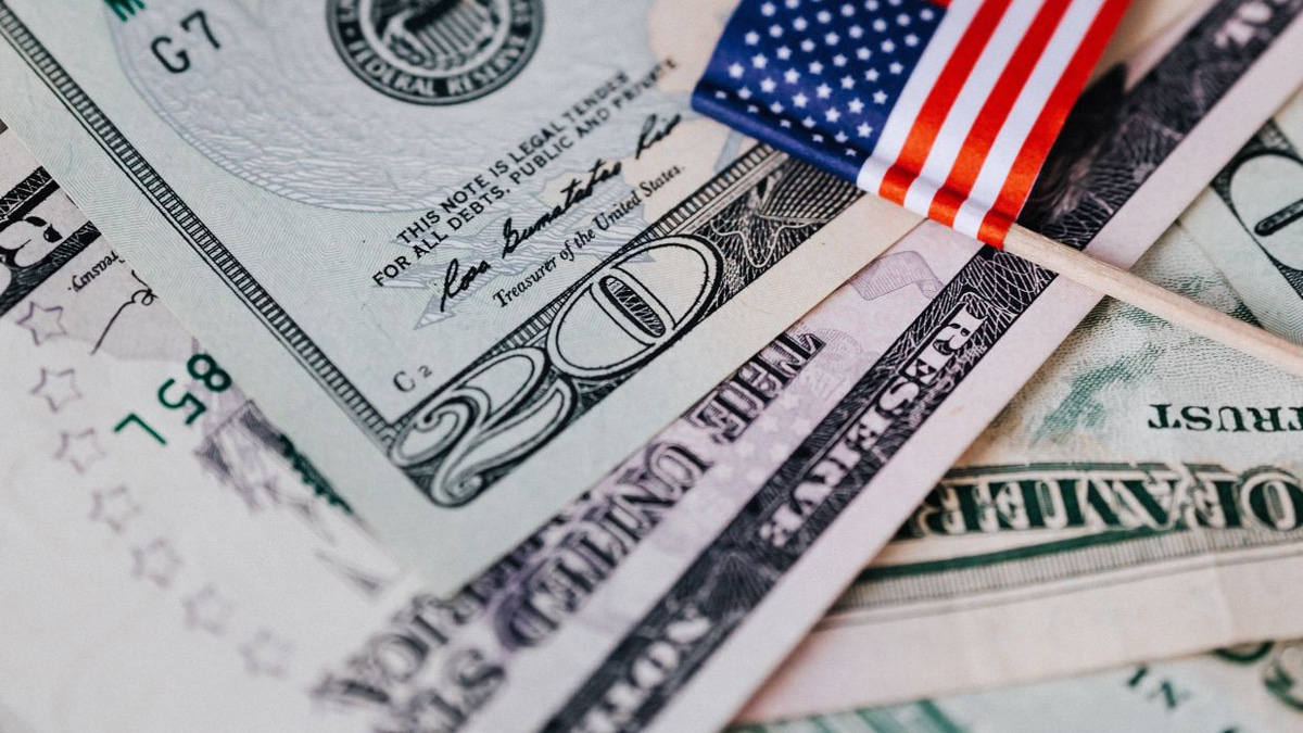 Dollar Surges to Year-High as Fed Rate Hike Bets Intensify; Yen Slides Toward 40-Year Weakness