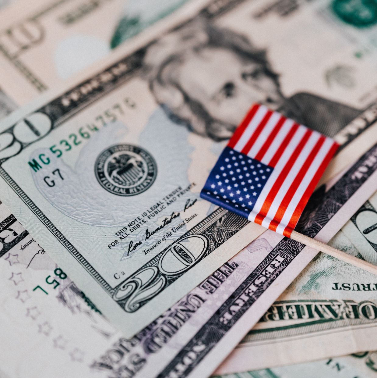 Dollar Surges to Year-High as Fed Rate Hike Bets Intensify; Yen Slides Toward 40-Year Weakness