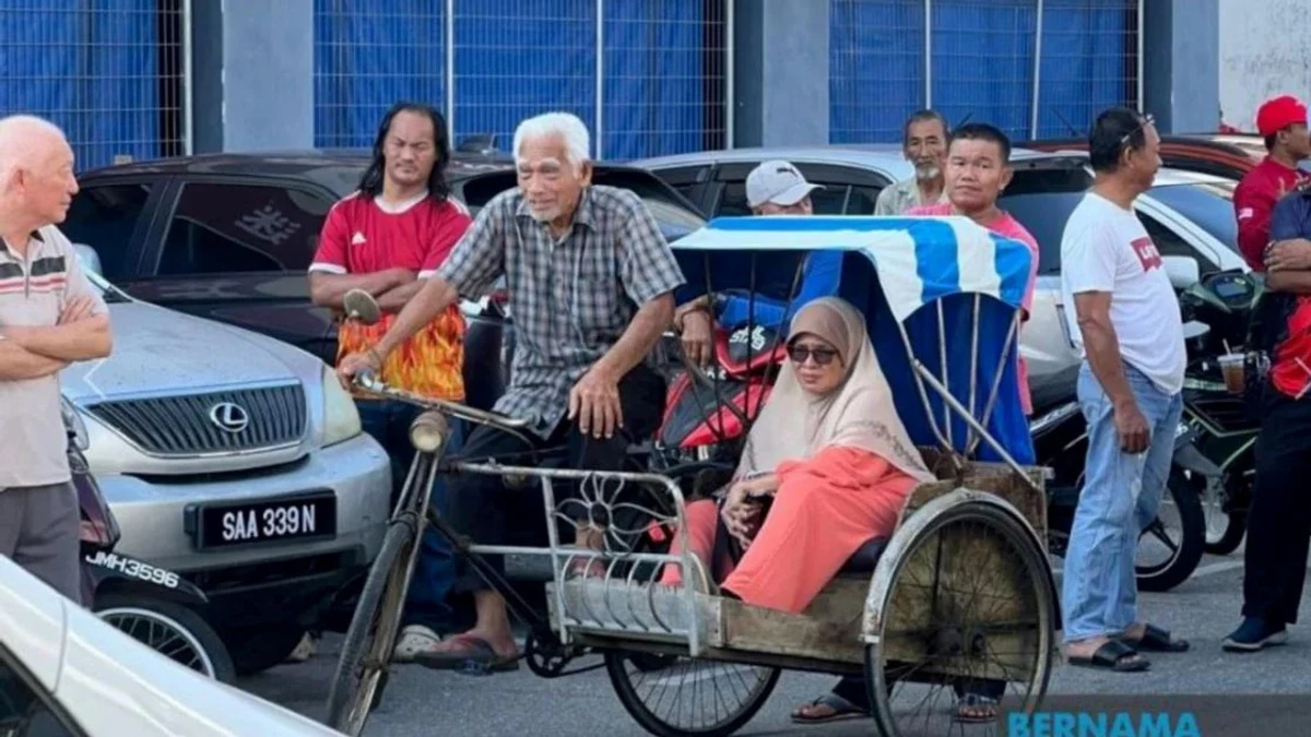 PM Anwar meets 86-year-old trishaw rider who pedalled to fulfil wife's wish