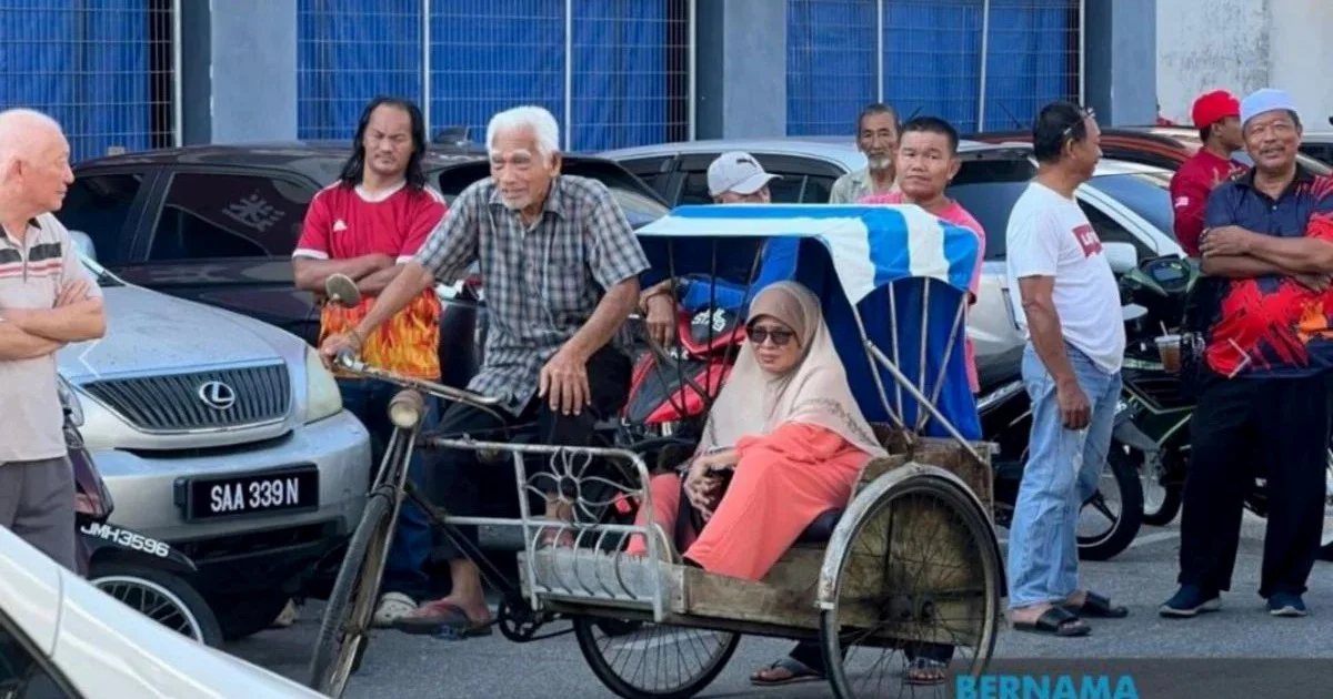 PM Anwar meets 86-year-old trishaw rider who pedalled to fulfil wife's wish