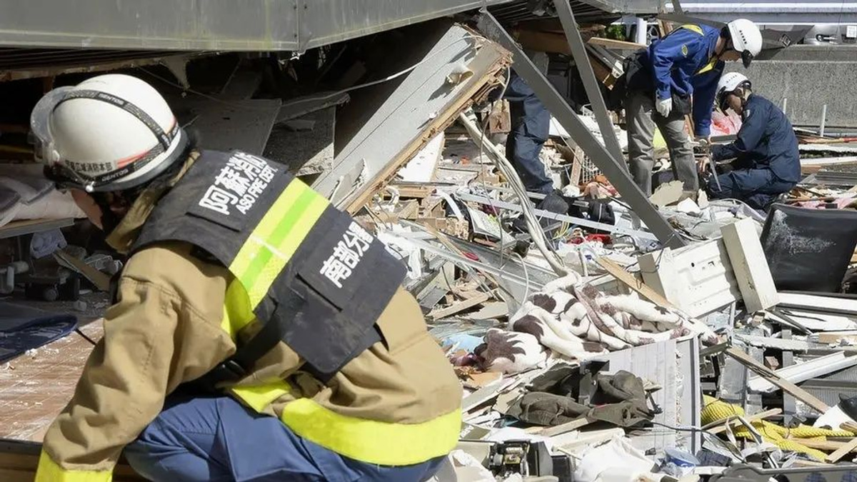Major explosion at Kumamoto shopping mall traps dozens as rescue efforts unfold