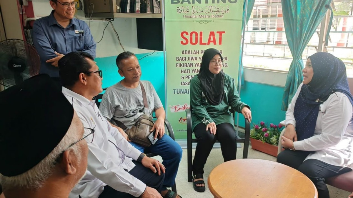 Selangor Education Chief Visits Student Stabbed at Banting School