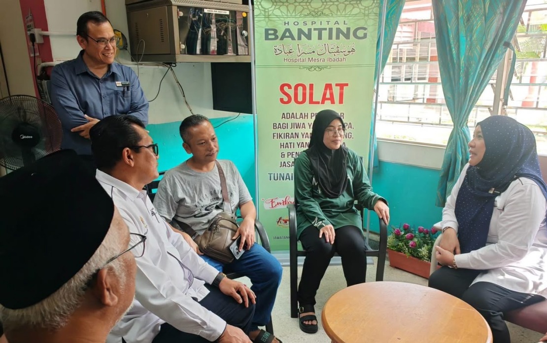 Selangor Education Chief Visits Student Stabbed at Banting School