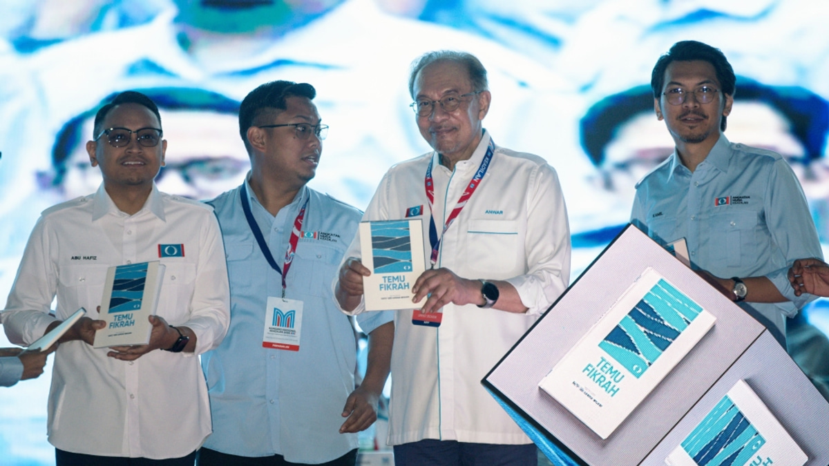Anwar Unveils PKR Youth's Roadmap for Courage and Creative Governance Under Madani Framework