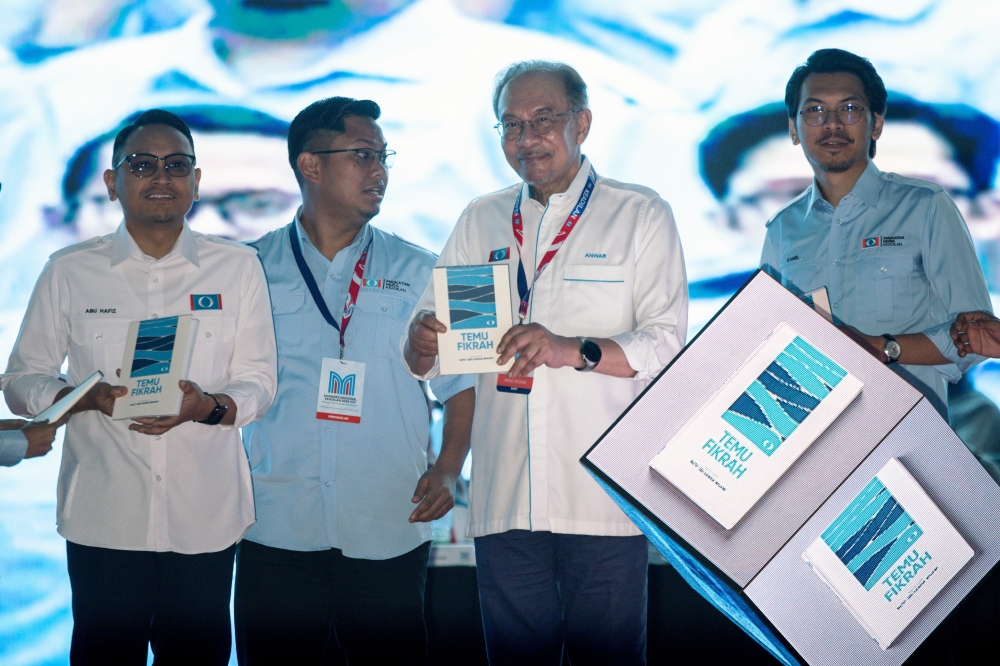 Anwar Unveils PKR Youth's Roadmap for Courage and Creative Governance Under Madani Framework