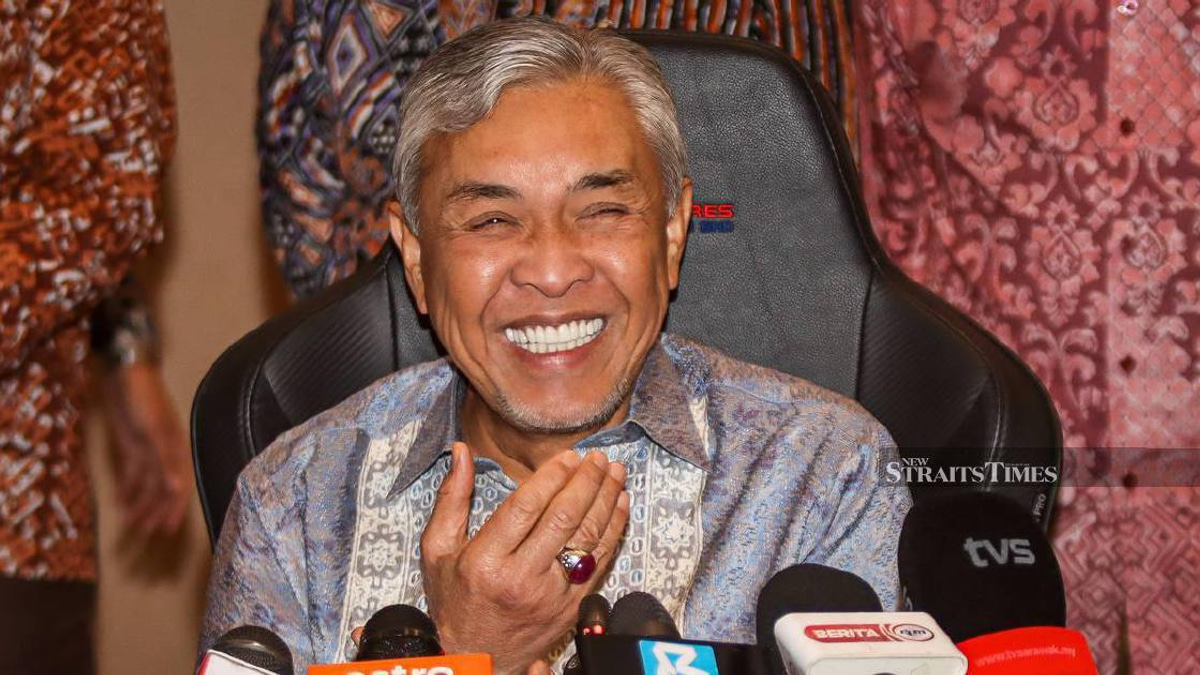 Zahid Takes Poetic Turn in Reply to PM's Unity Message with Traditional Malay Verse