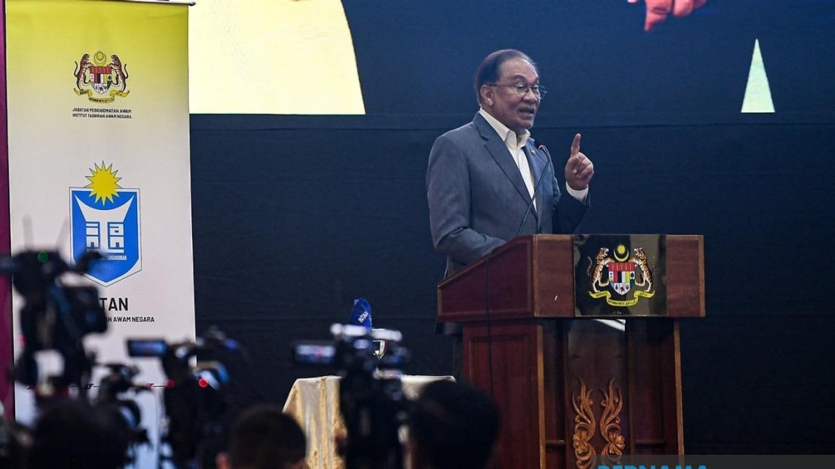 Anwar Apologises for Stern Tone with Civil Servants, Explains Leadership Style