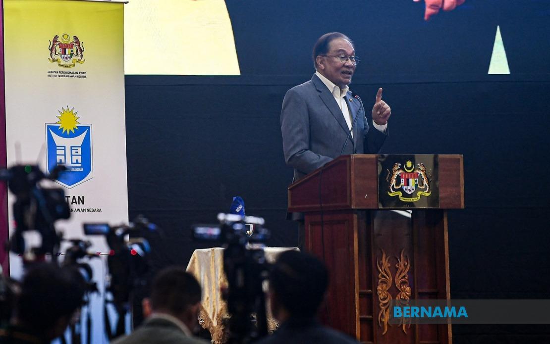 Anwar Apologises for Stern Tone with Civil Servants, Explains Leadership Style